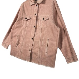 K&ouml;nnte beinhalten: Staubrosa Cordjacke mit klassischem Kragen, Knopfleiste und zwei Brusttaschen. Die Jacke hat lange &Auml;rmel und zwei Vordertaschen. Der Saum hat einen ausgefransten Rand. Die Jacke ist aus geripptem Cordstoff gefertigt.