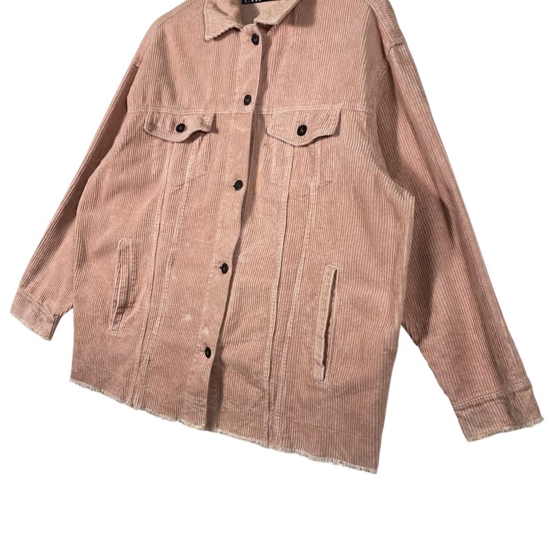 K&ouml;nnte beinhalten: Staubrosa Cordjacke mit klassischem Kragen, Knopfleiste und zwei Brusttaschen. Die Jacke hat lange &Auml;rmel und zwei Vordertaschen. Der Saum hat einen ausgefransten Rand. Die Jacke ist aus geripptem Cordstoff gefertigt.