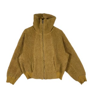 Könnte beinhalten: Eine braune, flauschige Jacke mit Reißverschluss, hohem Kragen und einer Tasche auf der Vorderseite.
