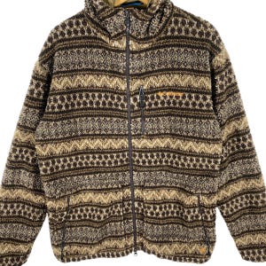Puede incluir: Una chaqueta de forro polar con estampado marr&oacute;n y beige con cierre de cremallera completo. La chaqueta tiene un cuello alto y un bolsillo con cremallera en el lado izquierdo.