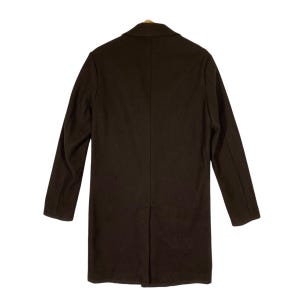 Pu&ograve; includere: Un cappotto marrone a maniche lunghe con chiusura a un solo bottone e uno spacco sul retro.