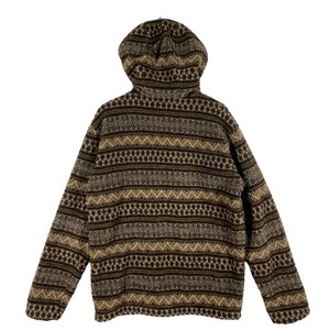 Puede incluir: Una sudadera con capucha de forro polar con estampado marr&oacute;n y beige. La sudadera tiene cierre de cremallera y mangas largas.