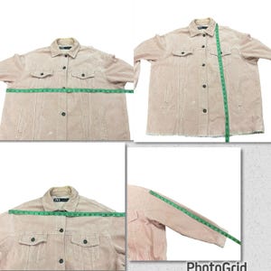 K&ouml;nnte beinhalten: Hellrosa Cordjacke mit Knopfleiste, zwei Brusttaschen und zwei Seitentaschen. Die Jacke hat einen Kragen und lange &Auml;rmel. Die Ma&szlig;e werden mit einem Ma&szlig;band angezeigt. Die Jacke ist ca. 71 cm breit.