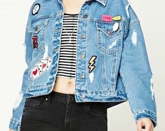 Chaqueta vaquera desgastada de marca japonesa con lavado claro y varios parches, talla S, color azul.