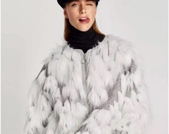 Chaqueta bomber de piel sintética de Zara, talla L, color blanco y gris.
