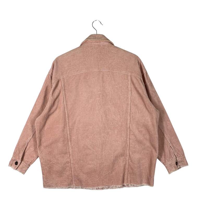 K&ouml;nnte beinhalten: Staubrosa Cordjacke mit klassischem Kragen und Knopfverschl&uuml;ssen. Die Jacke hat lange &Auml;rmel und einen ausgefransten Saum. Die R&uuml;ckseite der Jacke zeigt die vertikale Cordstruktur.