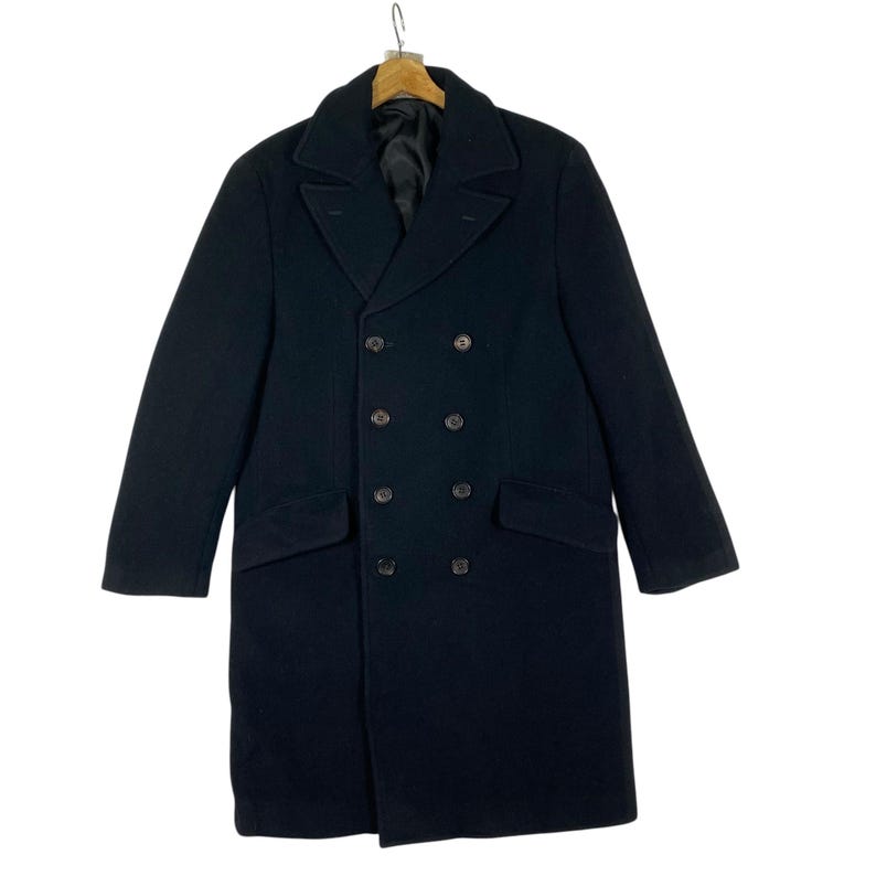 Pu&ograve; includere: Un set di tre tazze in ceramica con finitura opaca e macchiettata. Le tazze sono nei toni del crema, grigio chiaro e grigio scuro. Ogni tazza ha un design semplice e minimalista.