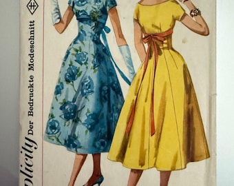 Vintage dress sewing Paper Pattern, Simplicity pattern No. 1986, German edition, European size 40, handmade cut-out patron