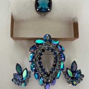 Vintage Famous Juliana Blue Lagoon D&E Delizza and Elster Brooch, Earclips and silver cocktail Ring Set, blue AB crystals