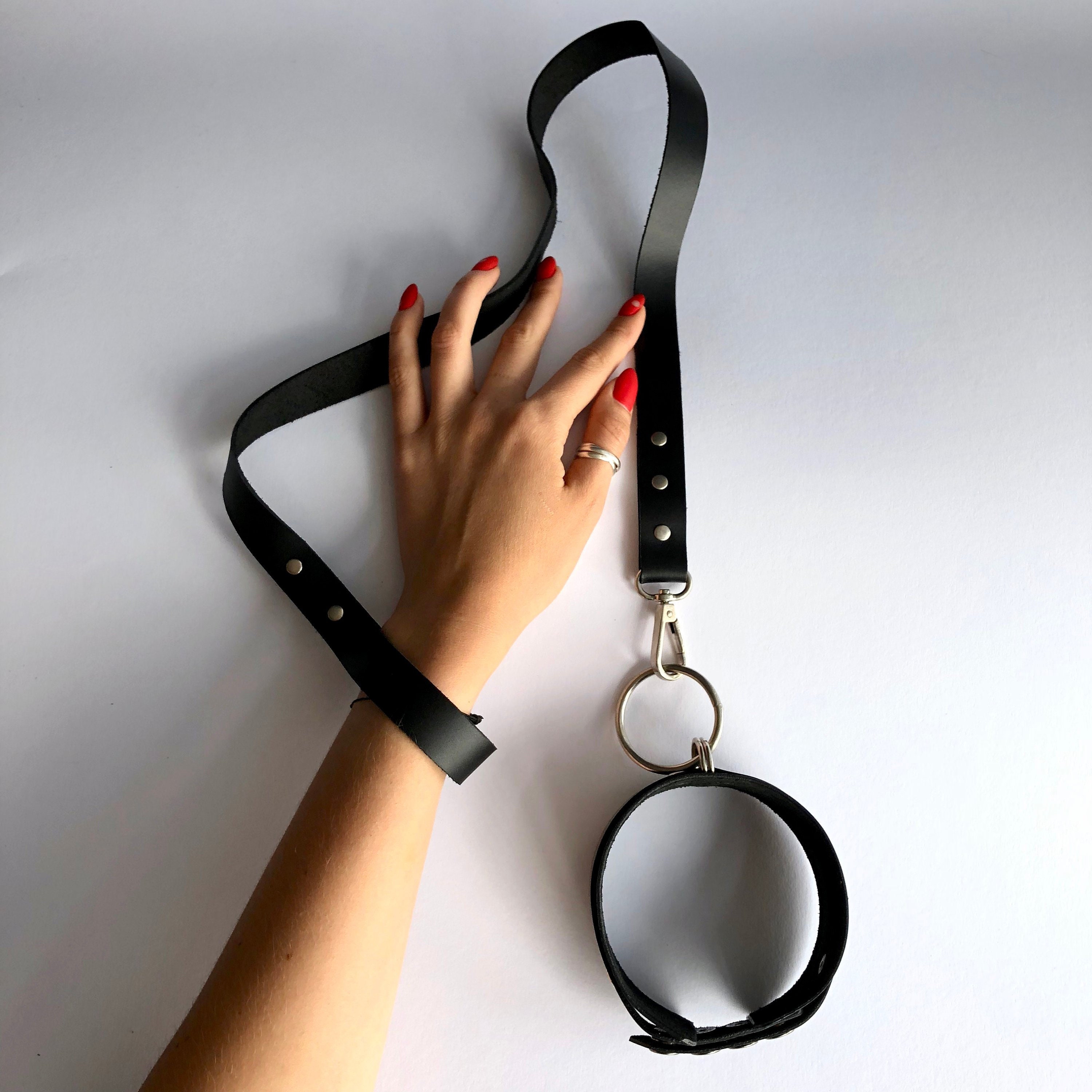 Collier “Slave Chain” – cuir et laisse dorée
