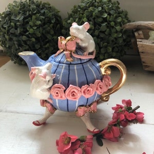 Porcelain teapot, called "Mice and Rose Teapot" is inspired by the world of fairy tales, 20% gold decorations. Made to order. Made in Italy