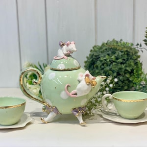 Porcelain tea service &quot;Mice&quot;, modeled and painted entirely by hand. Teapot with 2 cups. Gold decorations. Made to order. Made in Italy