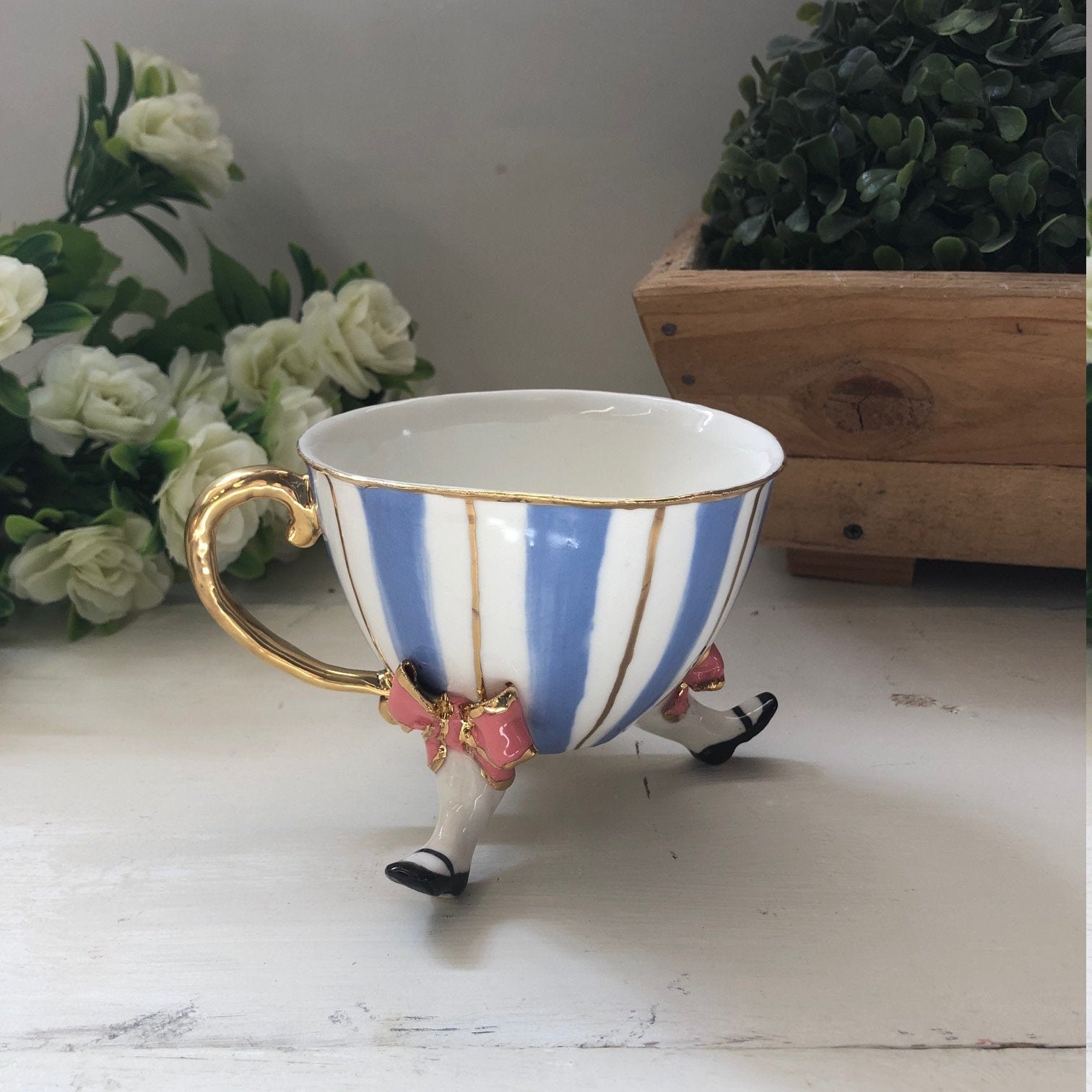 Tazza da tè in porcellana, modellate e decorate a mano. Ispirate ad Alice  nel Paese delle Meraviglie. Per uso o collezione. -  Italia