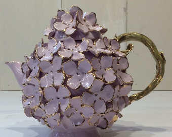 Théière en porcelaine inspirée de la fleur d'hortensia. Modelé et décoré entièrement à la main. Décorations en or 20%. Sur commande