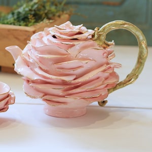 Tetera de porcelana inspirada en la flor de la rosa. Modelada y decorada totalmente a mano. 20% adornos de oro. Hecho a la medida