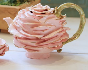 Théière en porcelaine inspirée de la fleur de rose. Modelé et décoré entièrement à la main. 20% de décorations dorées. Sur commande