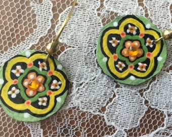 Einzigartige Blume Design grün, gelb und Orange Hand Painted Ohrringe