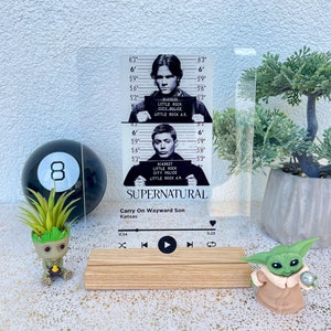 Supernatural, Fan Geschenk, Benutzerdefinierte Plakette, Winchester Brothers Plakette, Winchester Brothers, Geburtstagsgeschenk, Plakette mit Holzständer, Geschenk für Sie