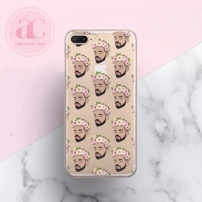 Op de afbeelding: Een transparante telefoonhoes met een patroon van een mannengezicht met een bloemenkrans. De achtergrond van de hoes is lichtbruin.
