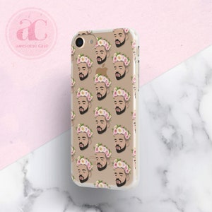 Op de afbeelding: Een transparante telefoonhoes met een herhalend patroon van een mannengezicht met een bloemenkrans. De achtergrond van de hoes is lichtbruin.