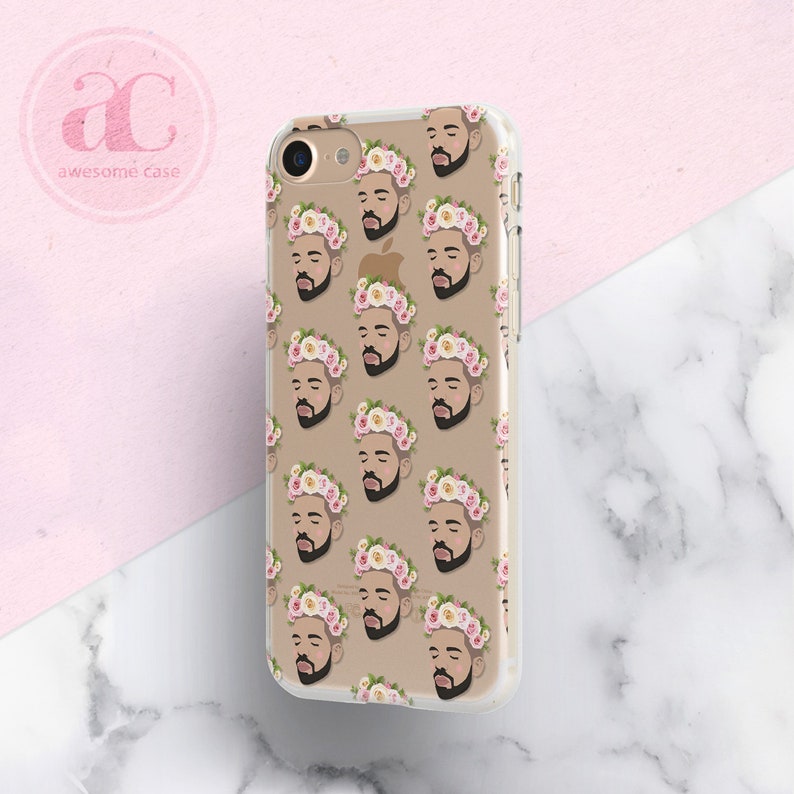 Op de afbeelding: Een transparante telefoonhoes met een herhalend patroon van een mannengezicht met een bloemenkrans. De achtergrond van de hoes is lichtbruin.