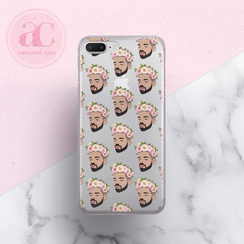 Op de afbeelding: Een transparante telefoonhoes met een patroon van een mannengezicht dat een bloemenkrans draagt. Het mannengezicht wordt herhaald in een rasterpatroon op de hoes.