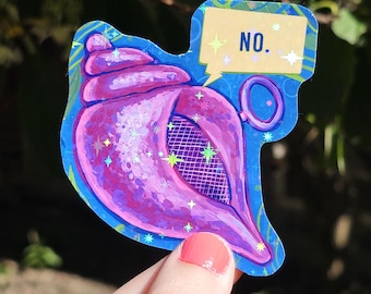 Op de afbeelding: Een sticker met een paarse zeeschelp met een rasterpatroon, omlijnd in blauw. Boven de schelp staat een tekstballon met het woord "NO.". De sticker heeft een holografisch, glinsterend effect.