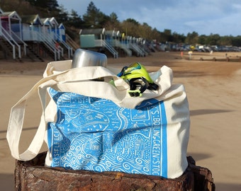 Wells next the Sea, Norfolk. Cream and turquoise tote shopping bag in unbleached cotton.