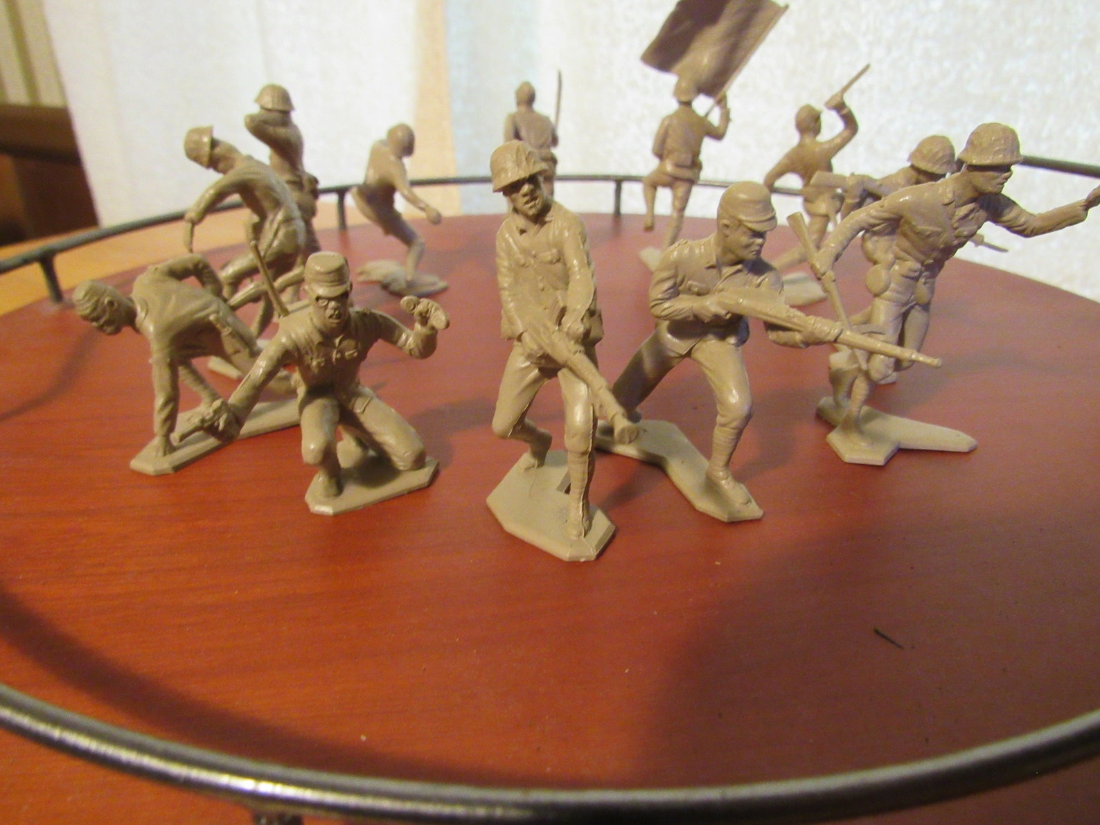 12 LOUIS MARX TOY ww2 Japanese Military Soldiers. Made in 1963. Tan