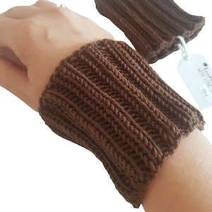 Wrist warmers 100% Merino wool hand-knitted brown - Women - One size - Model 3