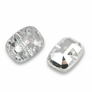 8 strassknappar, 30 x 21 mm, fyrkantiga med rundade hörn, färglösa, transparenta, silverfärgade akrylfärger
