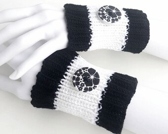 Pulse Warmer 100% Merino Wool Hand Knitted Black Cream White with Flower Button Wood - Women - One Size Fits All - Model 26
