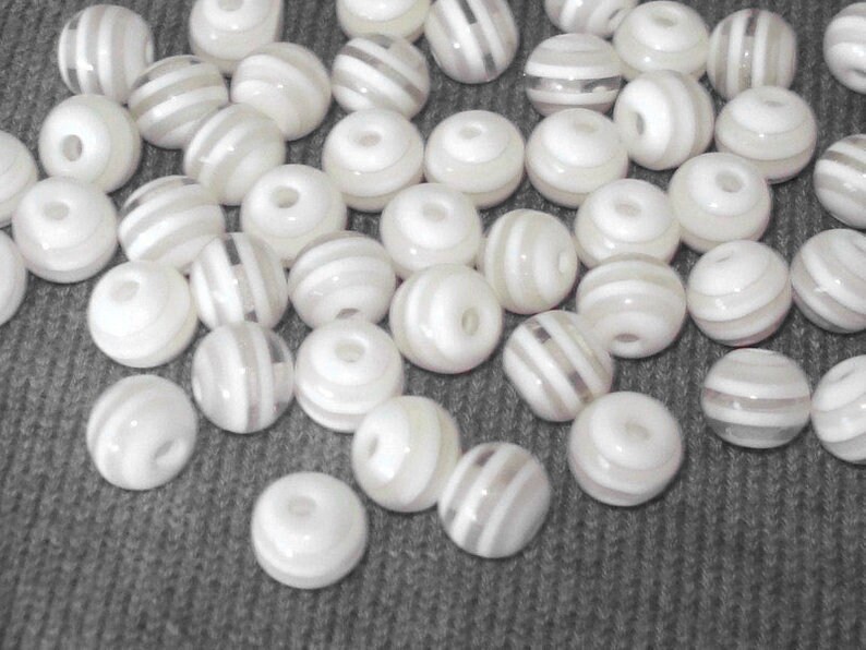transparent acrylic with resin stripes 50 beads 8 mm round white