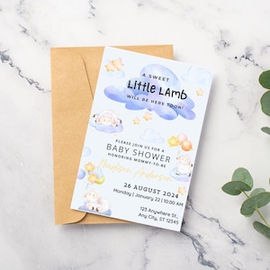 Un adorable petit agneau arrive bientôt Modèle d'invitation de baby shower, petits agneaux flottant sur les nuages, invitations de baby shower personnalisables.