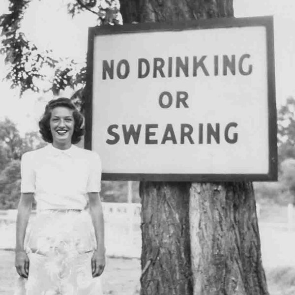 Cartel "Prohibido beber y decir palabrotas" – Fotografía vintage de los años 40.