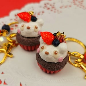 Cupcake in Bärenform mit Beeren / Goldfarbend / Anhänger