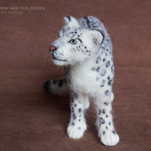 Needle Felted Snow Leopard Figurine: Realistic Wool Big Cat Sculpture
