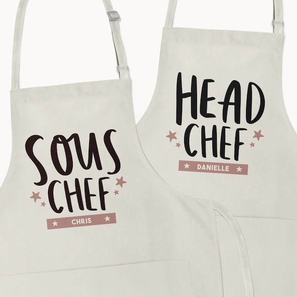 Ensemble de tabliers personnalisés | Chef de cuisine Sous-chef | Cadeau tablier assorti | Cadeau pour couple | Cadeau de mariage | Cadeau pour jeunes mariés | Ajoutez votre nom Tabliers