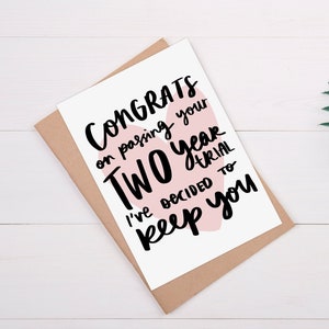 Tarjeta divertida del segundo aniversario / Felicitaciones por pasar su prueba de dos años / Tarjeta de amor divertida / Novio / Novia / Esposo / Esposa / 2 años