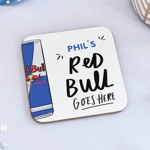 Sottobicchiere personalizzato Red Bull Goes Here, regalo per bevande energetiche, regalo per amici divertenti, arredamento per scrivania, regalo di soda, sottobicchiere Red Bull