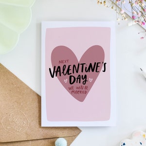Carte de Saint-Valentin mignonne pour fiancé, carte de Saint-Valentin pour fiancée, prochaine Saint-Valentin nous serons mariés, carte de Saint-Valentin pour lui Her