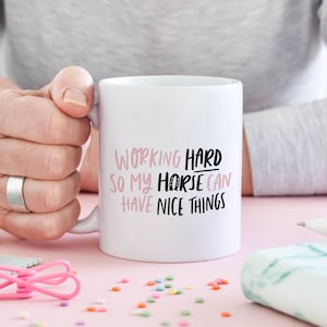 Trabajando duro para que mi caballo pueda tener cosas bonitas taza, taza de mamá de caballo, regalo de mamá de caballo, regalo para amante de caballos, regalo para amigo, taza de jinete