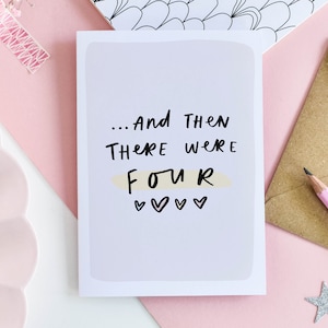 Nueva tarjeta de bebé, y luego hubo cuatro, tarjeta de felicitación, tarjeta de nuevos padres, tarjeta de recién nacido, niña, niño, tarjeta de género neutral