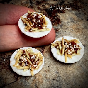 Miniature / poutine / fries / French fries / dollhouse/ food/ miniatures / scale / handmade