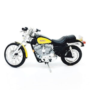Miniature  / motorbike / motorcycle / replica vintage collector motor bike collectible diecast / Harley Davidson / 1:18 / scale