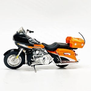 Miniature  / motorbike / motorcycle / replica vintage collector motor bike collectible diecast / Harley Davidson / 1:18 / scale