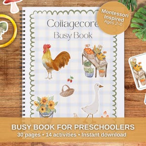 Peut inclure: Un "Cottagecore Busy Book" à spirales pour les enfants d'âge préscolaire, avec des illustrations à l'aquarelle d'un coq, d'un étal de produits, de tournesols et d'une oie. La couverture présente un motif à carreaux bleus et blancs et un autocollant rond indiquant "Montessori Inspired Ages 2-6".