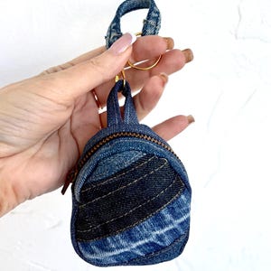 Handgjord denimryggsäcksväska-berlock, handgjort denimfodral till AirPods, hållare till återvunnet jeansöronsnäckor, söt miniryggsäcksnyckelring, jeansnyckelring