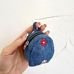 Brelok do plecaka z recyklingu z dżinsu, etui na słuchawki AirPods z dżinsu, uchwyt na słuchawki z recyklingu z dżinsu, uroczy mini brelok do plecaka, brelok do dżinsów, portmonetka