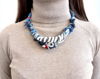 Statement Textilkette, Upcycled Denim Halskette, Fiber Art Schmuck, nachhaltige Boho Halskette, handgemachte umweltfreundliche Halskette